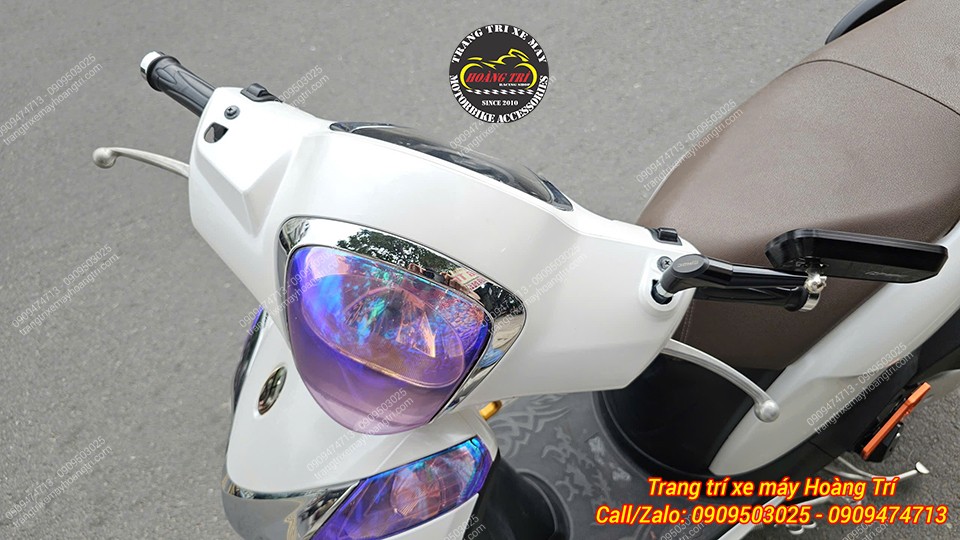 Chiếc Sh Mode được khoác lên lớp decal trắng ngọc trai thay thế màu zin ban đầu