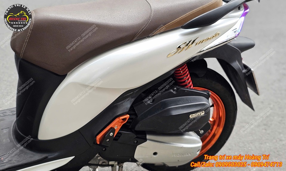 Sự kết hợp cùng các phụ kiện tông cam mang lại tổng thể nổi bật và cá tính hơn