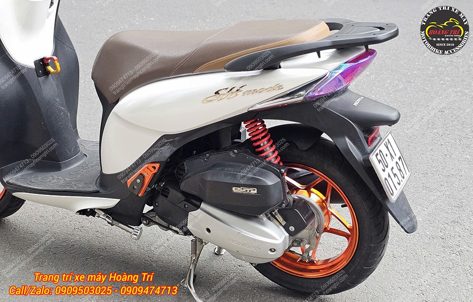 Trên hình là bộ mâm 5 cây X1R và gác chân sau CNC màu cam giúp tổng thể xe trở nên nổi bật