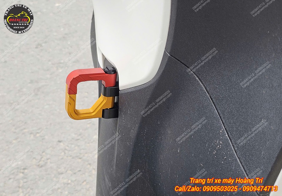 Thiết kế có thể bật ra khi cần dùng để treo túi xách hoặc móc quai giỏ tiện lợi