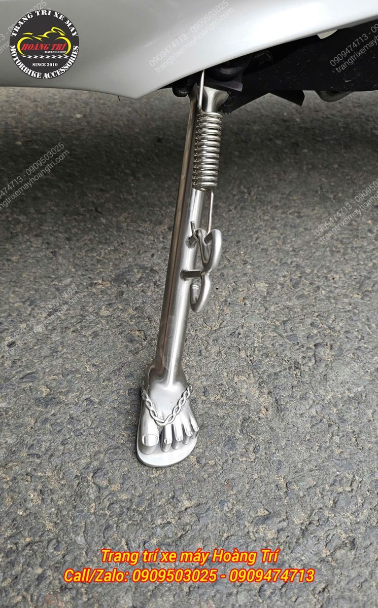 Chân chống inox kiểu bàn chân có độ hoàn thiện cao, thể hiện sự tỉ mỉ trong từng chi tiết