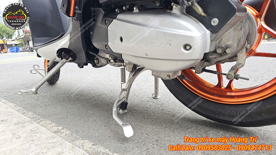 Bên cạnh đó, xe còn được trang bị thêm chân chống đứng inox cho tổng thể hoàn hảo hơn