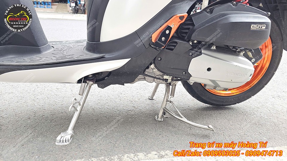 Trọn bộ chân chống inox giúp xe có diện mạo nổi bật, đặc biệt phù hợp với tông màu trắng