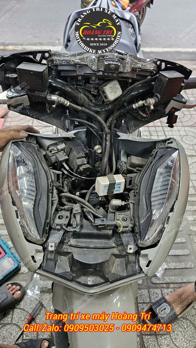 Toàn bộ phần mặt nạ và đèn pha được tháo rời để lắp đặt bộ đèn T500 cho SH