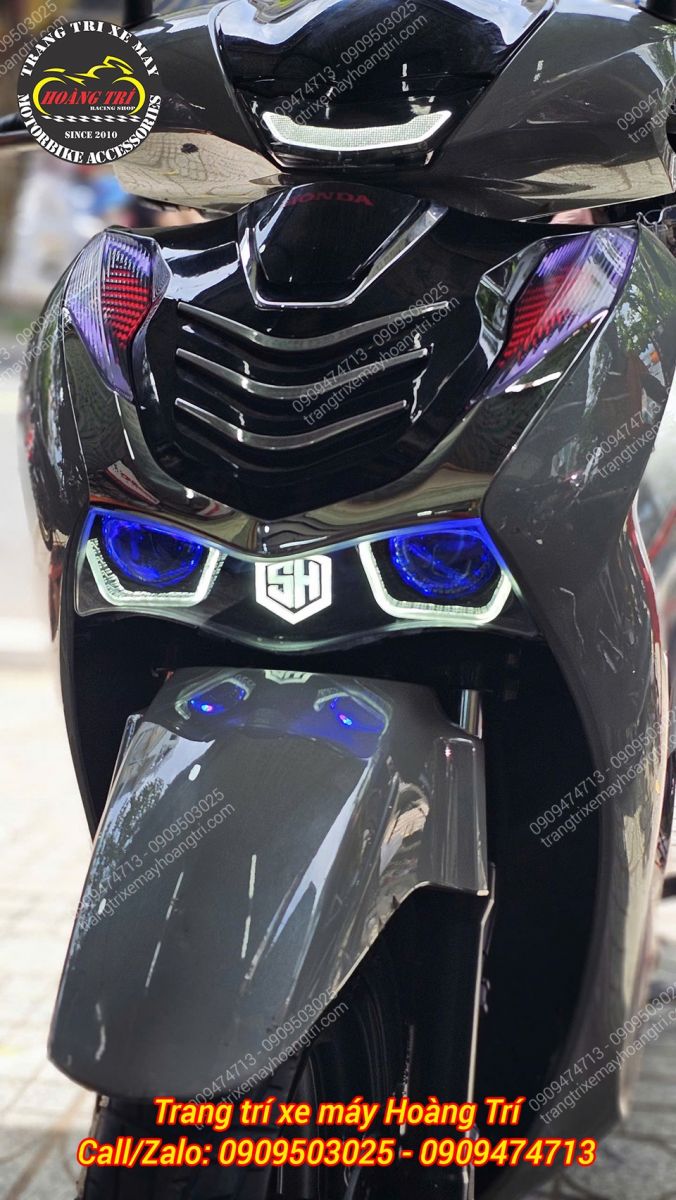 Cụm đèn T500 có thiết kế vòng LED, mắt quỷ và logo xe ở giữa đèn