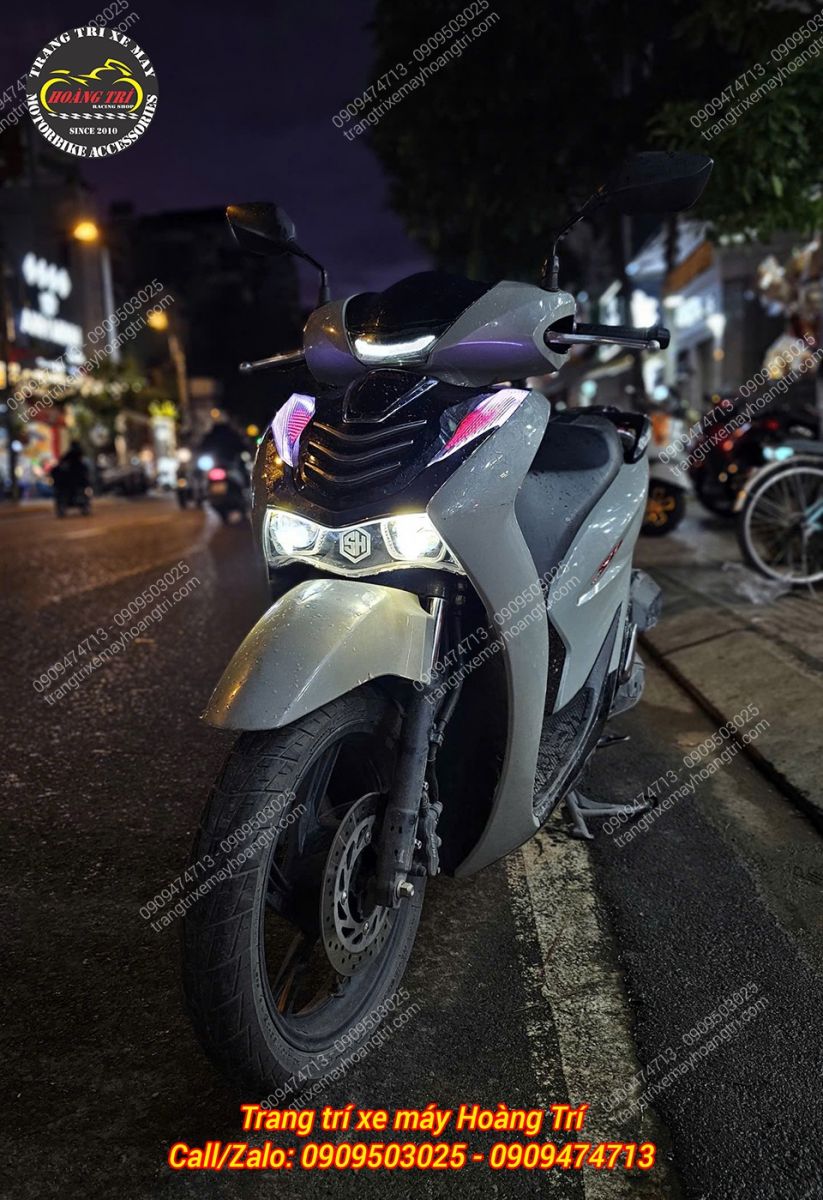 Trước khi bàn giao, tiến hành kiểm tra độ sáng của đèn bi cầu T500 trên xe SH 2020 CBS