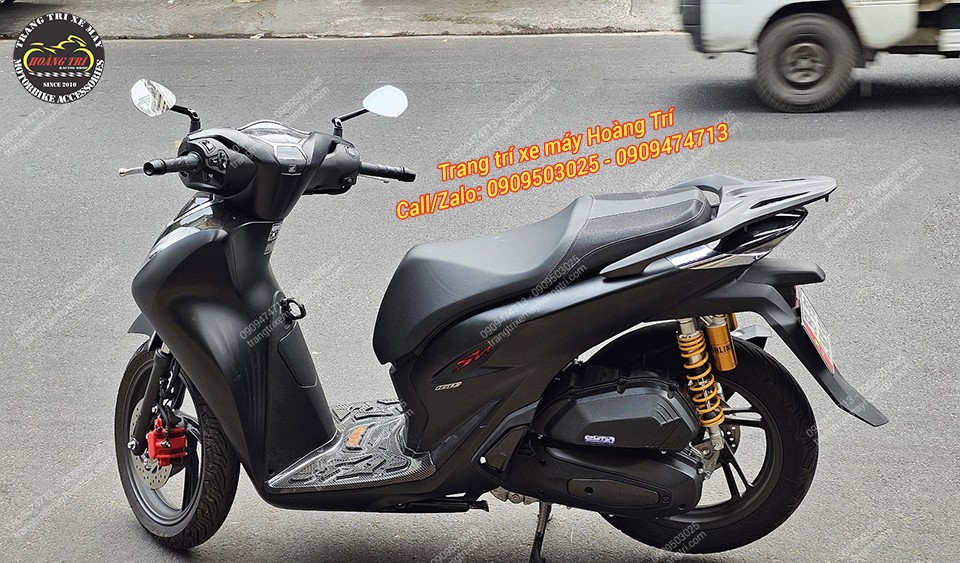 Ngoài cặp kính hậu Motogadget cao cấp, anh khách còn trang bị thêm phuộc Ohlins chất lượng cao