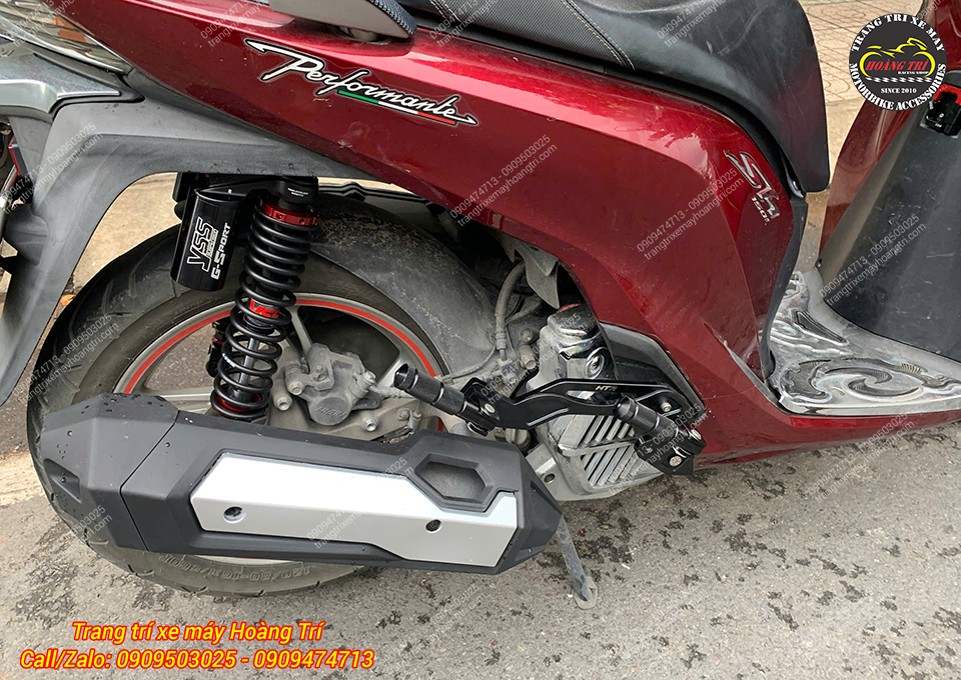 Anh khách kết hợp cùng ốp pô ADV 350 khiến xe thêm phần đẳng cấp