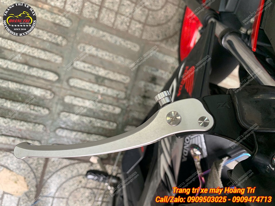 Chiếc Sonic vừa ghé Hoàng Trí Shop được nâng cấp thêm bộ tay thắng nhôm CNC cực chất