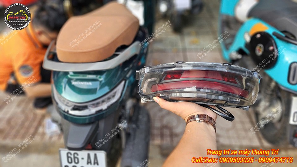 Một bên là đèn hậu zin trên tay, bên còn lại là đèn hậu JPA đã lắp trên xe với phong cách nổi bật