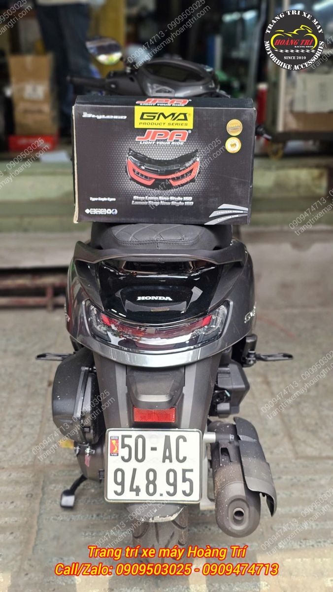 Cụm đèn hậu nguyên bản có thiết kế khá đơn giản, không mấy ấn tượng