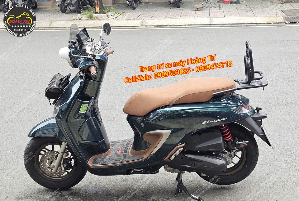 Tổng thể xe trở nên đẳng cấp hơn hẳn khi phần phuộc cao cấp được phô trọn qua pô e ngắn