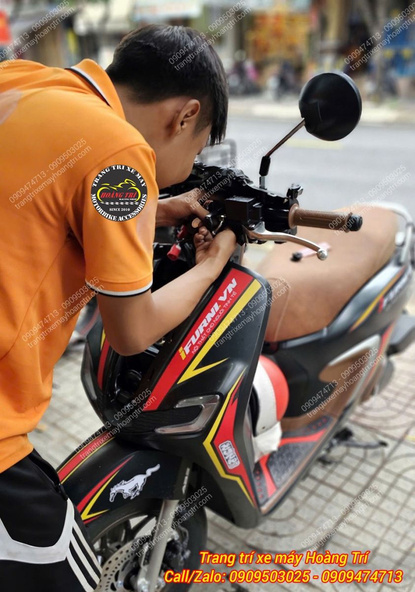 Nhân viên đang tiến hành lắp đặt các giắc cắm - chỉ cần tháo mặt nạ và cắm giắc là xong