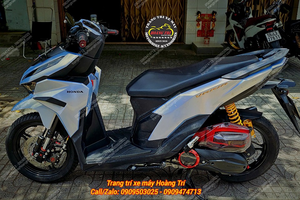 Ốp lốc nồi trong suốt màu đỏ được anh khách chọn lắp cho Vario 125 2024