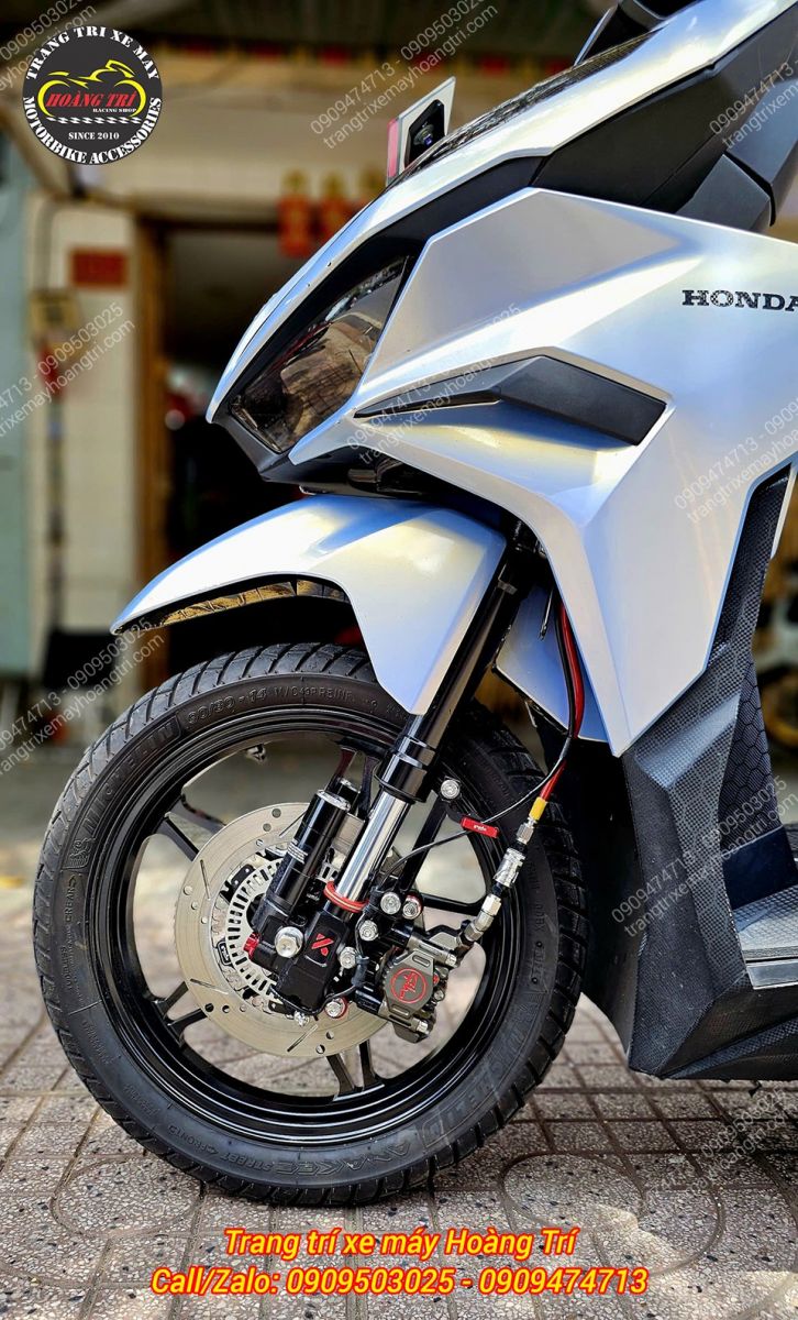 Kết hợp với phanh ABS là hai món phụ kiện cao cấp: phuộc USD KingHam và heo dầu Brembo