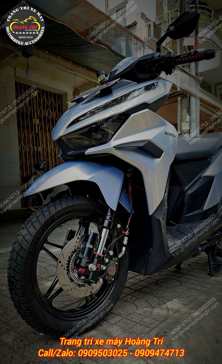 Các món đồ được phối hợp hoàn hảo tạo nên dàn chân trước đẳng cấp và độc đáo