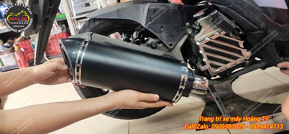 Trên tay cây pô Akrapovic đuôi carbon F1 chuẩn bị được trang bị cho xe