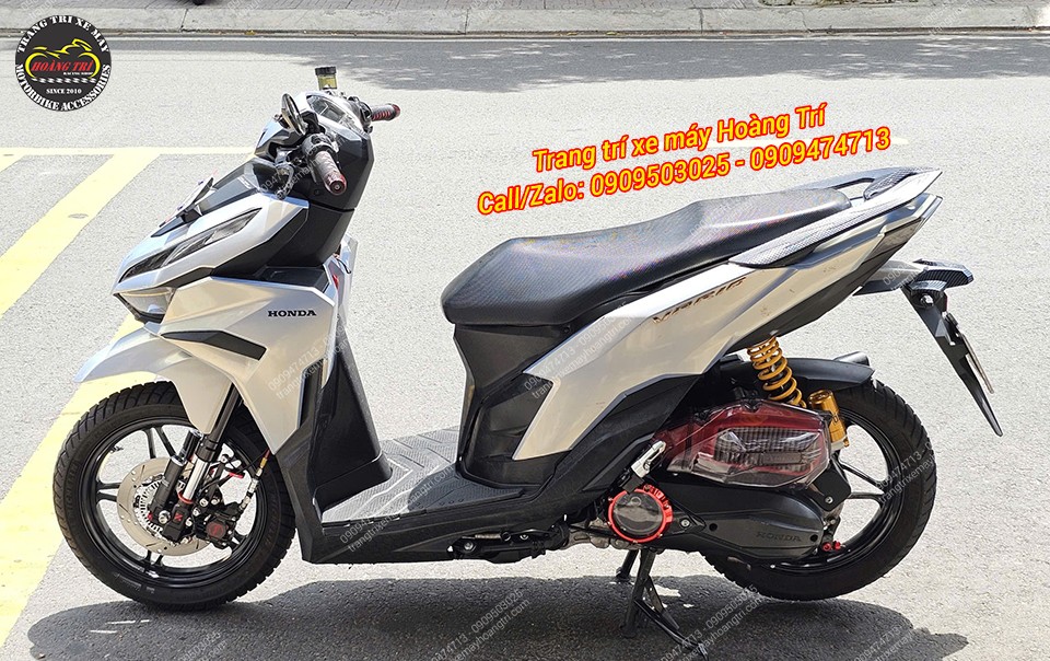 Đi kèm là dàn chân sau cao cấp gồm phuộc sau Ohlins và lốc nồi trong suốt