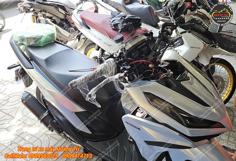 Ngoài tay thắng, anh khách còn chọn thêm bao tay để đồng bộ phụ kiện cho xe