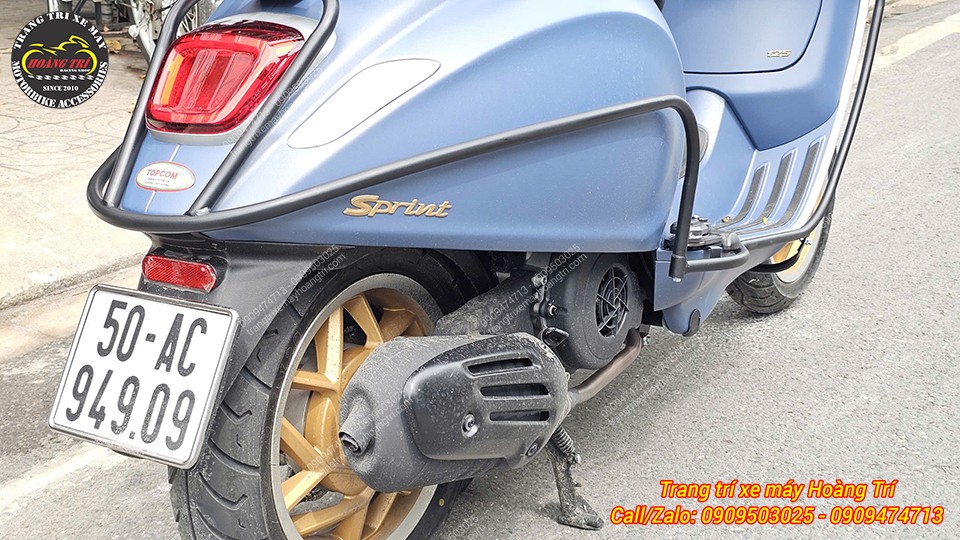 Chiếc Vespa xanh nhám vừa ghé Hoàng Trí Shop để nâng cấp bộ khung bảo vệ mẫu B2