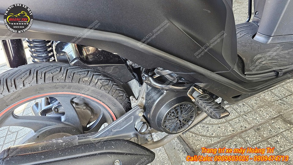 Nhìn qua góc này chắc bạn cũng dễ đoán được món phụ kiện vừa được trang bị