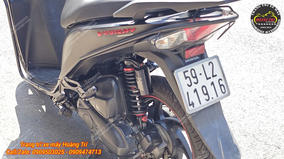 Phuộc YSS G-Sport tông đen - đỏ mang đến tổng thể đồng nhất, đậm chất thể thao cho xe Vision