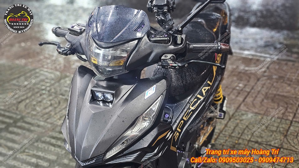 Đèn trợ sáng Aozoom Extra 2 được lắp đặt tại vị trí mặt nạ phía trước của xe