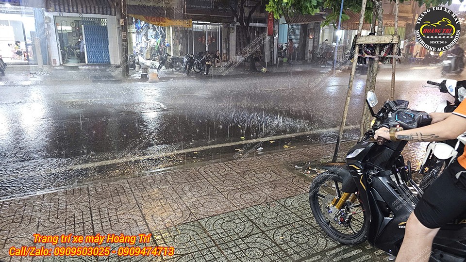 Ánh sáng cos của Aozoom Extra 2 có thể soi rõ từng hạt mưa trong đêm