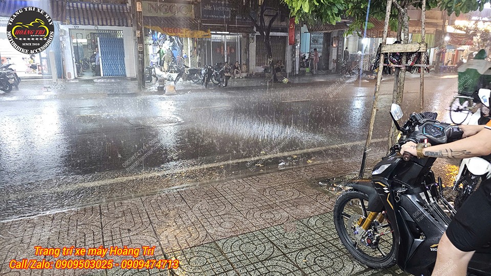 Khi bật chế độ pha, ánh sáng trở nên mạnh mẽ và chiếu xa hơn trên Wave RSX