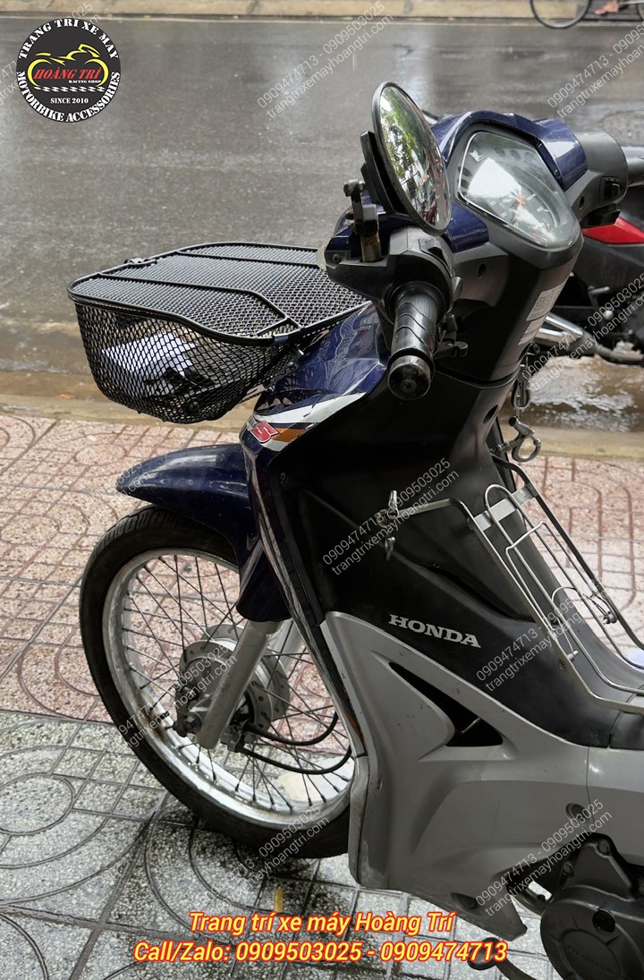 Áo mưa, chai nước hoặc vật dụng nhỏ đều có thể đặt gọn gàng trong rổ trước