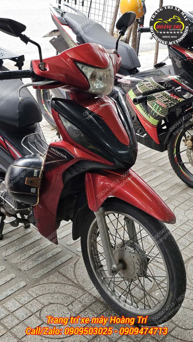 Trước khi ghé Hoàng Trí Shop, phần mặt nạ của xe vẫn còn trống trải chưa được lắp rổ trước