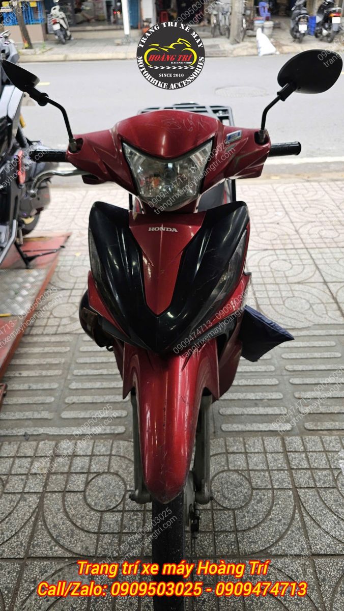 Do cốp xe Wave RSX khá nhỏ nên việc trang bị rổ trước là lựa chọn vô cùng hợp lý