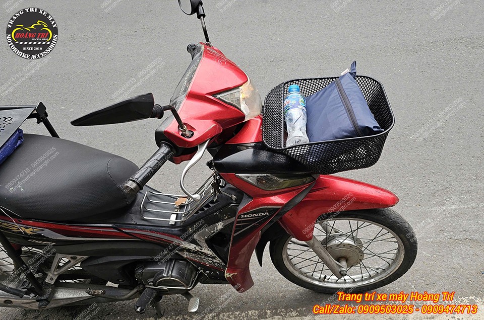 Rổ có thể chứa được áo mưa cỡ lớn và một chai nước khi cần mang theo