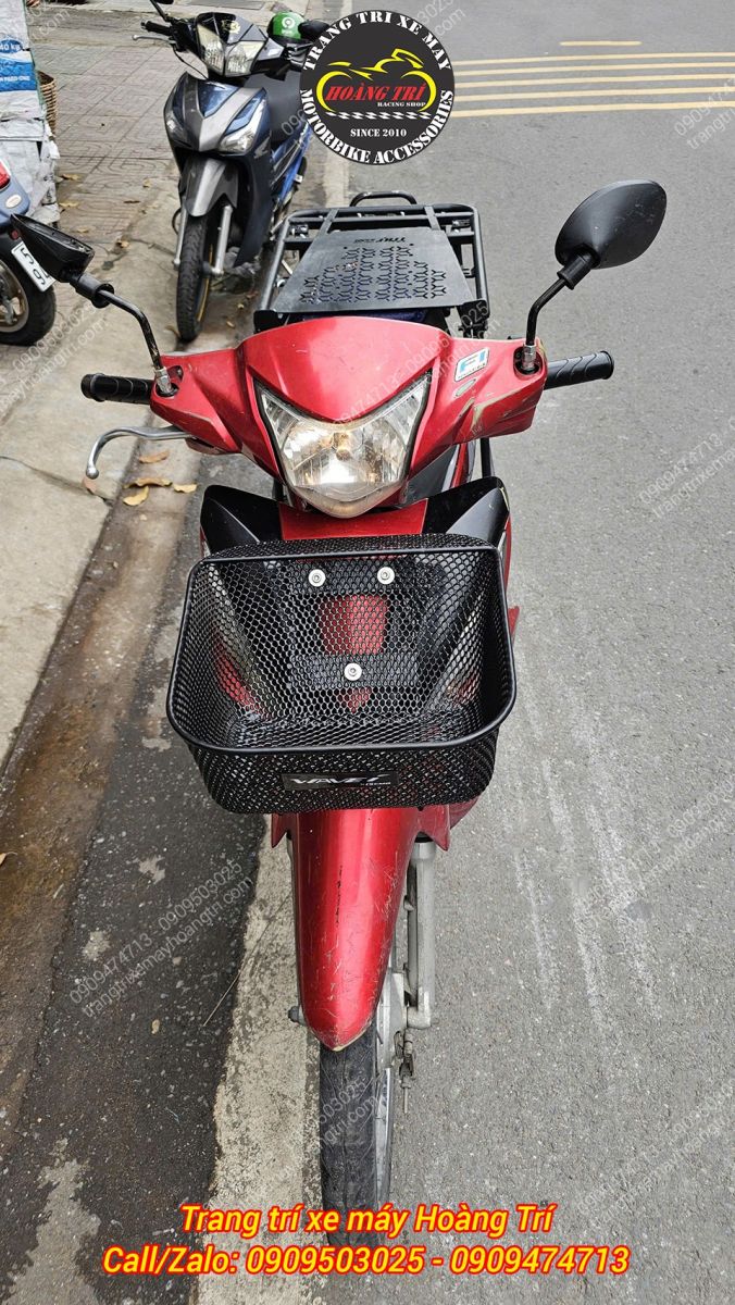 Phía sau xe đã được trang bị thêm baga chở hàng chuyên dụng