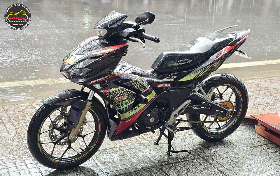 Chỉ cần thay pát biển số gập hai chiều là xe đã mang dáng vẻ thể thao rõ rệt