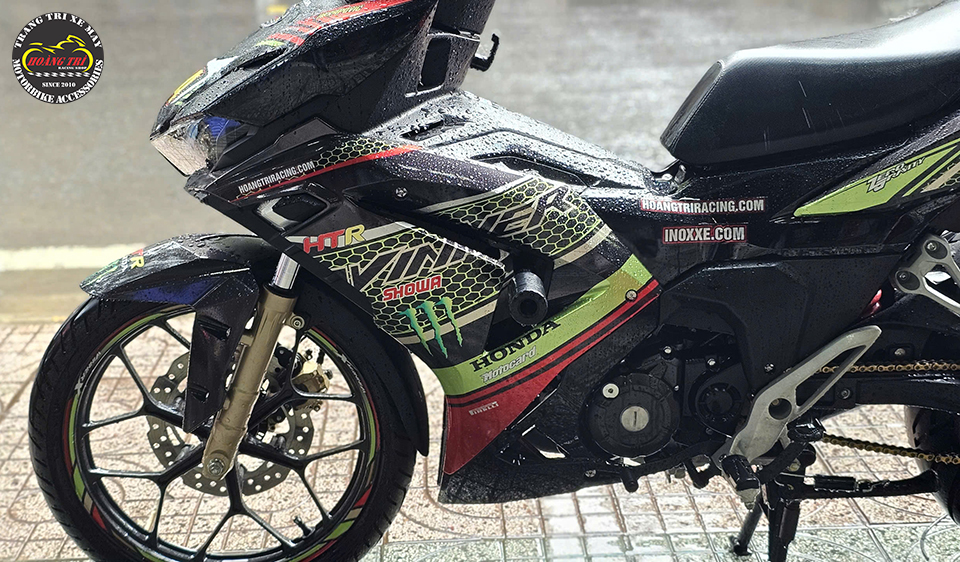 Decal mâm được thiết kế riêng để đồng bộ màu sắc với bộ tem xe