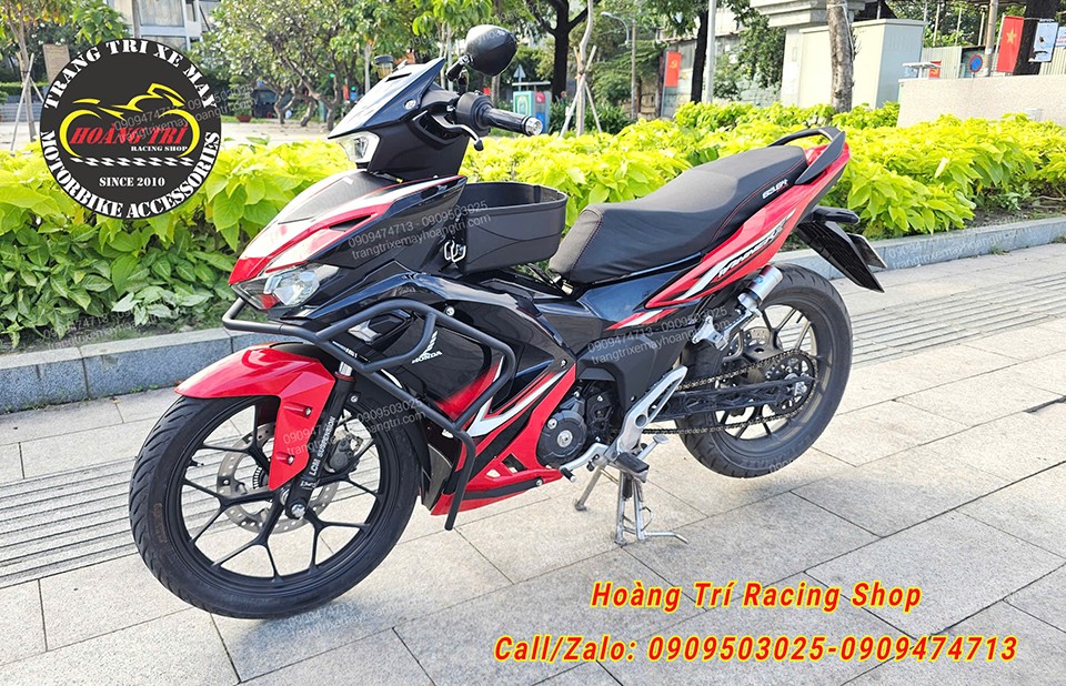 Khung chống đổ được thiết kế ôm sát dàn áo giúp chống trầy xước hiệu quả