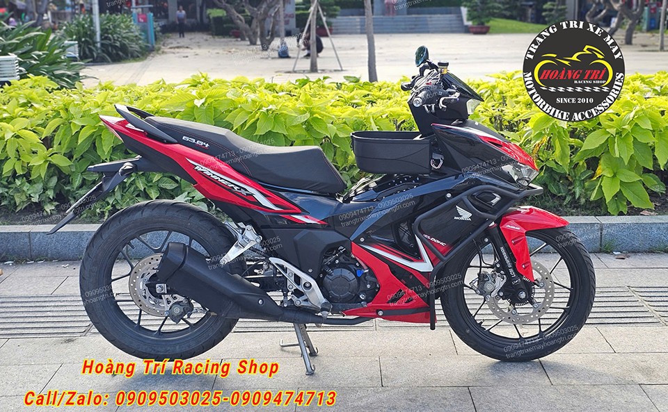 Bật mí nhẹ là khung chống đổ còn có thể gắn thêm đèn trợ sáng rất tiện lợi!