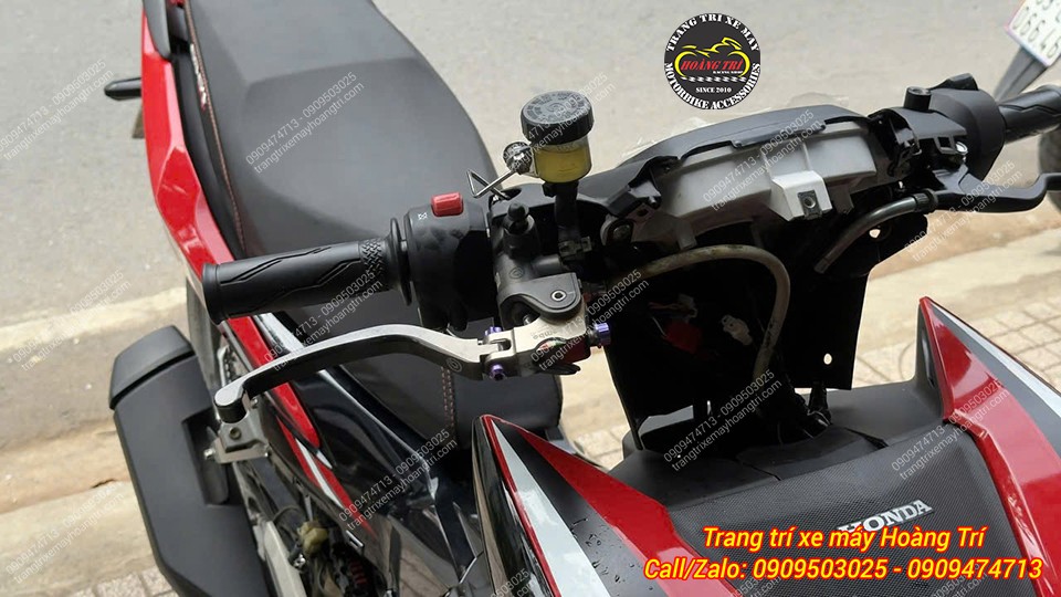 Cụm đồng hồ zin được thay thế bằng đồng hồ Exciter 155 hiện đại