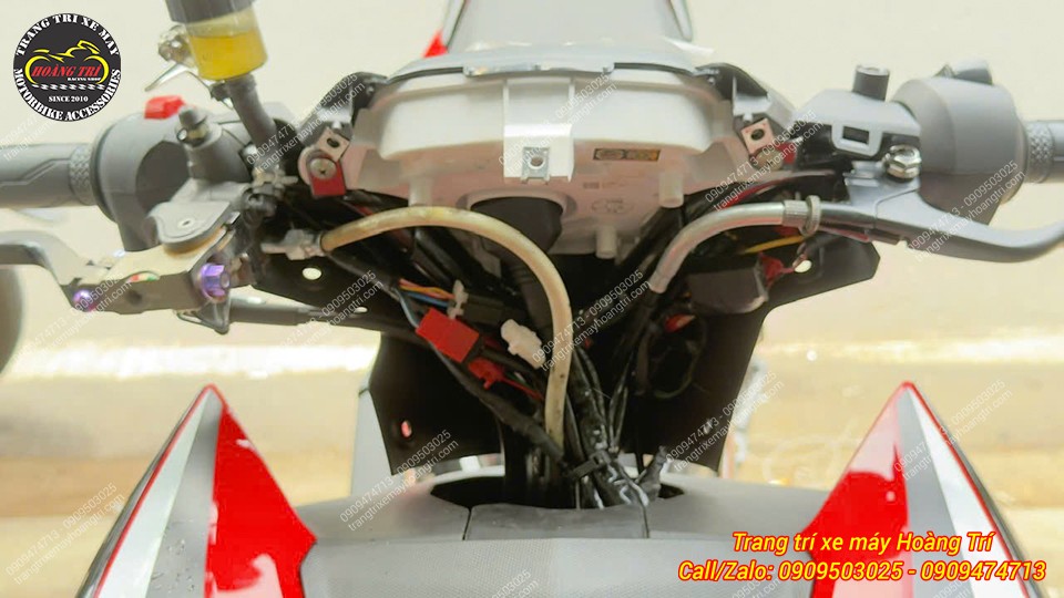 Phần đầu đèn đang được kỹ thuật viên tiến hành lắp đầu đèn Exciter 155