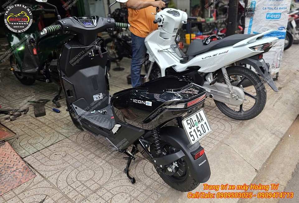 Chiếc Honda Icon-E màu đen được anh chủ mang đến shop để lắp thêm baga sau tựa lưng