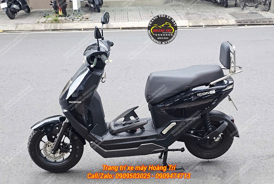 Phần cản zin của xe được gửi lại khách sau khi đã hoàn tất lắp đặt baga sau tựa lưng