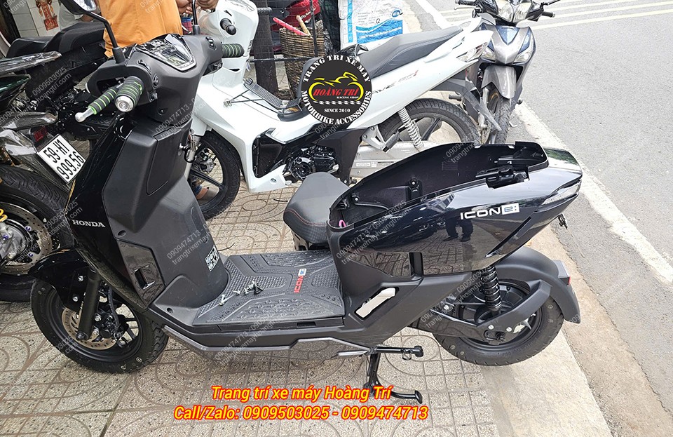 Phần cản sau đã được tháo rời để chuẩn bị cho việc gắn món phụ kiện tiện ích cho Honda Icon-E