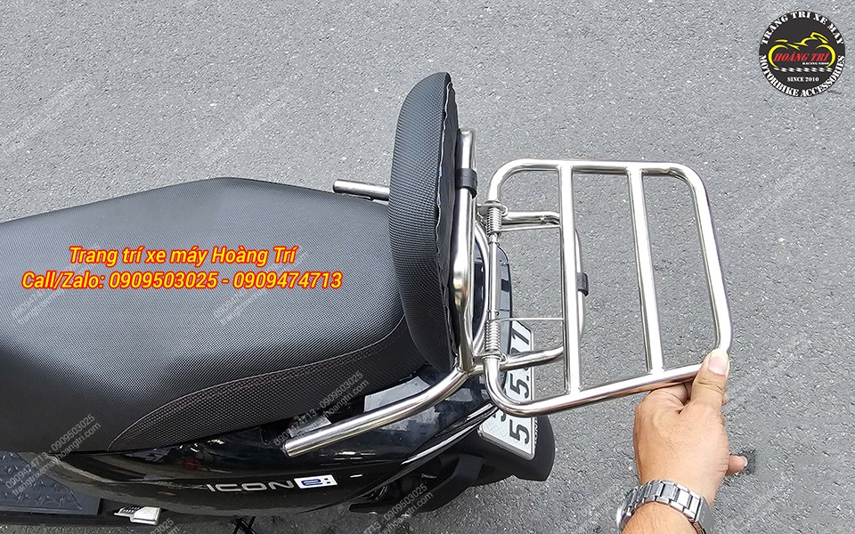 Baga sau tựa lưng còn có thể gập ra sau để lắp thêm thùng chứa đồ, tăng công năng cho xe