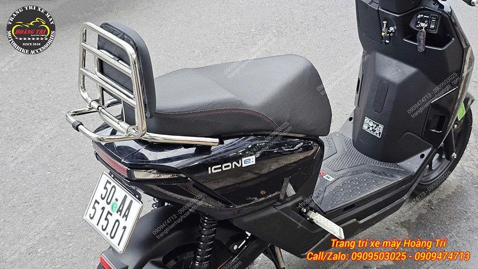 Vật liệu inox sáng bóng giúp phần đuôi xe thêm nổi bật và thu hút ánh nhìn