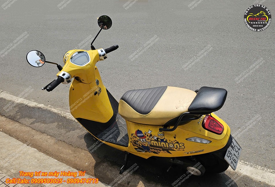 Chiếc EVO 200 màu vàng được dán tem mới và nâng cấp thêm baga sau mẫu MV