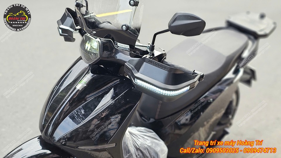 Đèn demi phát sáng nổi bật cả khi đi đêm lẫn ban ngày