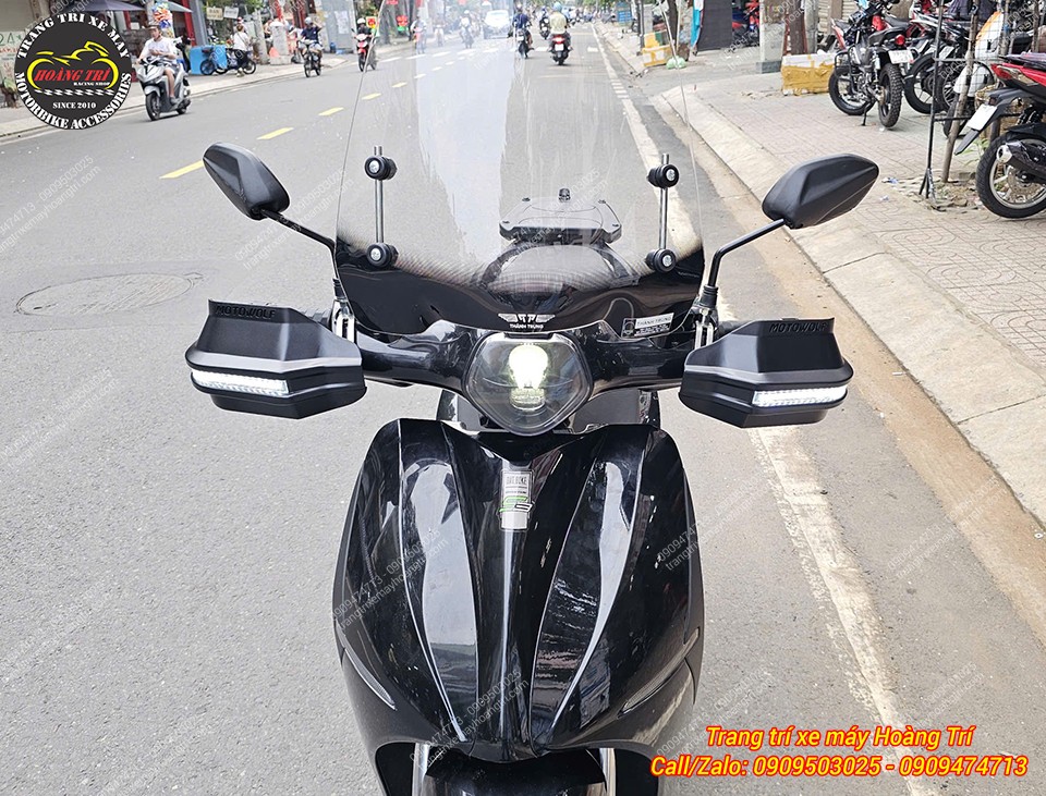 Combo bảo vệ tay lái và kính chắn gió cao được lắp cho Quantum S3