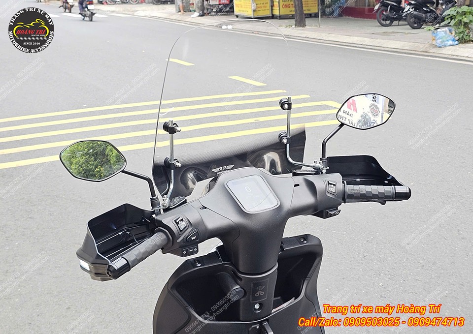 Kính chắn gió cao gắn ngay tại chân kính chiếu hậu của Quantum S3