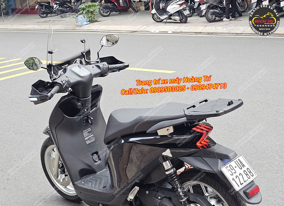 Kính chắn gió cao che chắn tối ưu các tác động bên ngoài lên chiếc xe của bạn